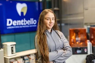 Equipe DentBello auxiliando cirurgião-dentista no desenvolvimento de um caso protético